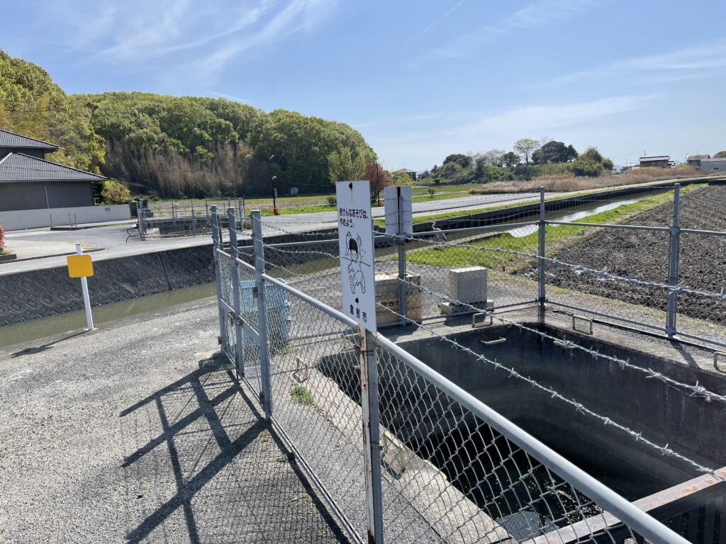 三番川用水が六間川を潜っている地点