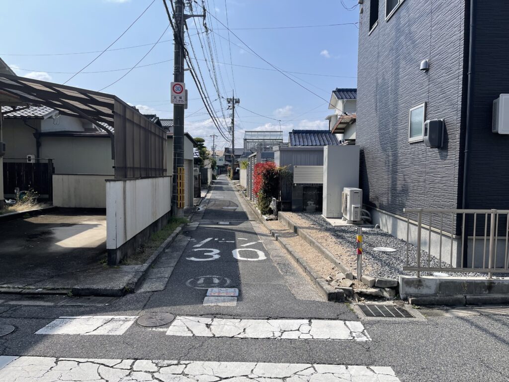 細い道だが自動車は通れる