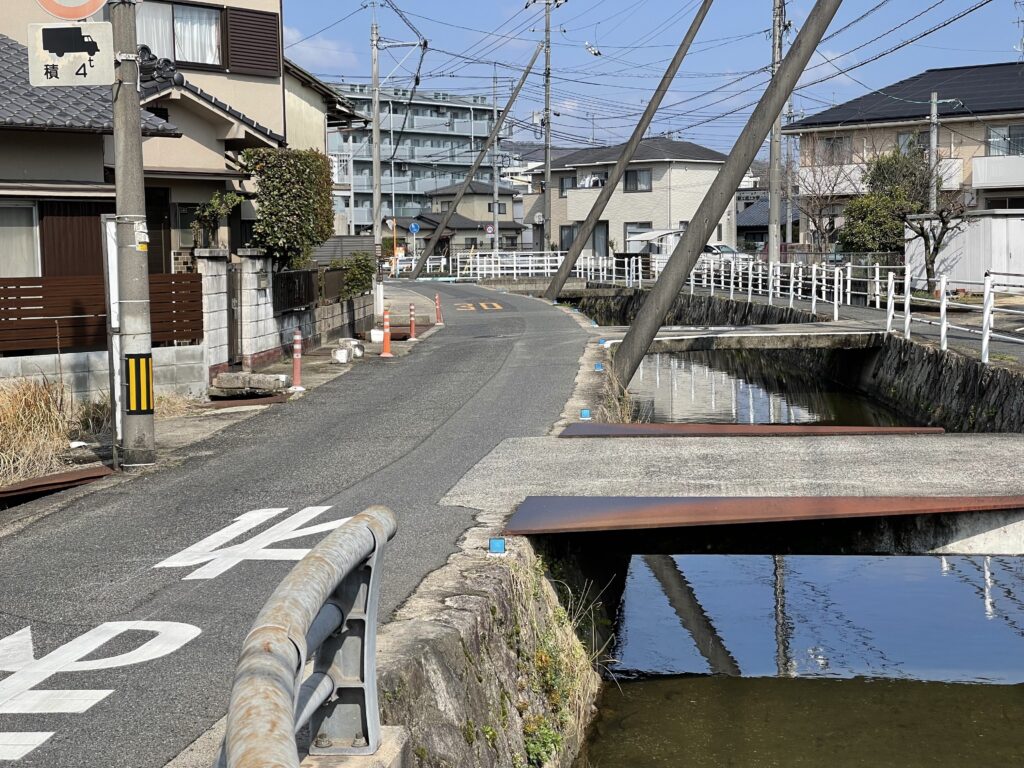三番川沿いの道路：青い反射板が付いている