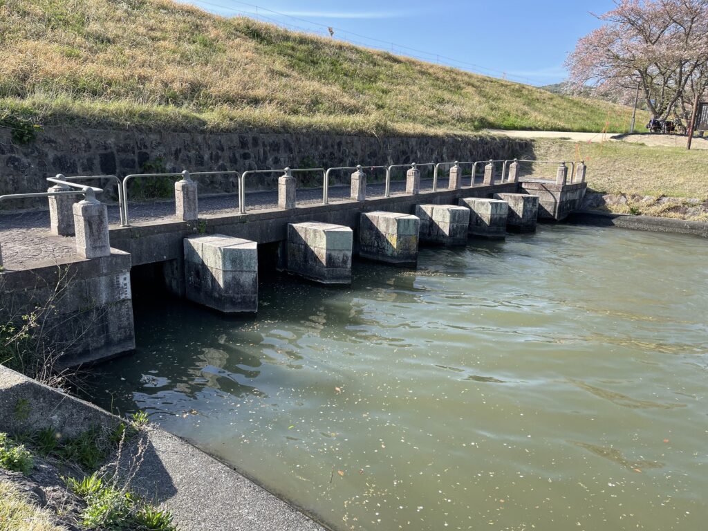 高梁川東西用水取配水施設 - 酒津取水樋門