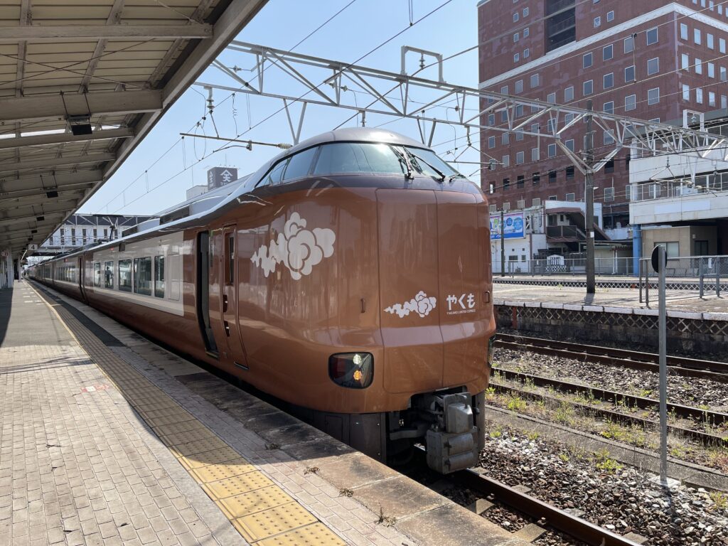 特急やくも(JR倉敷駅に停車中)