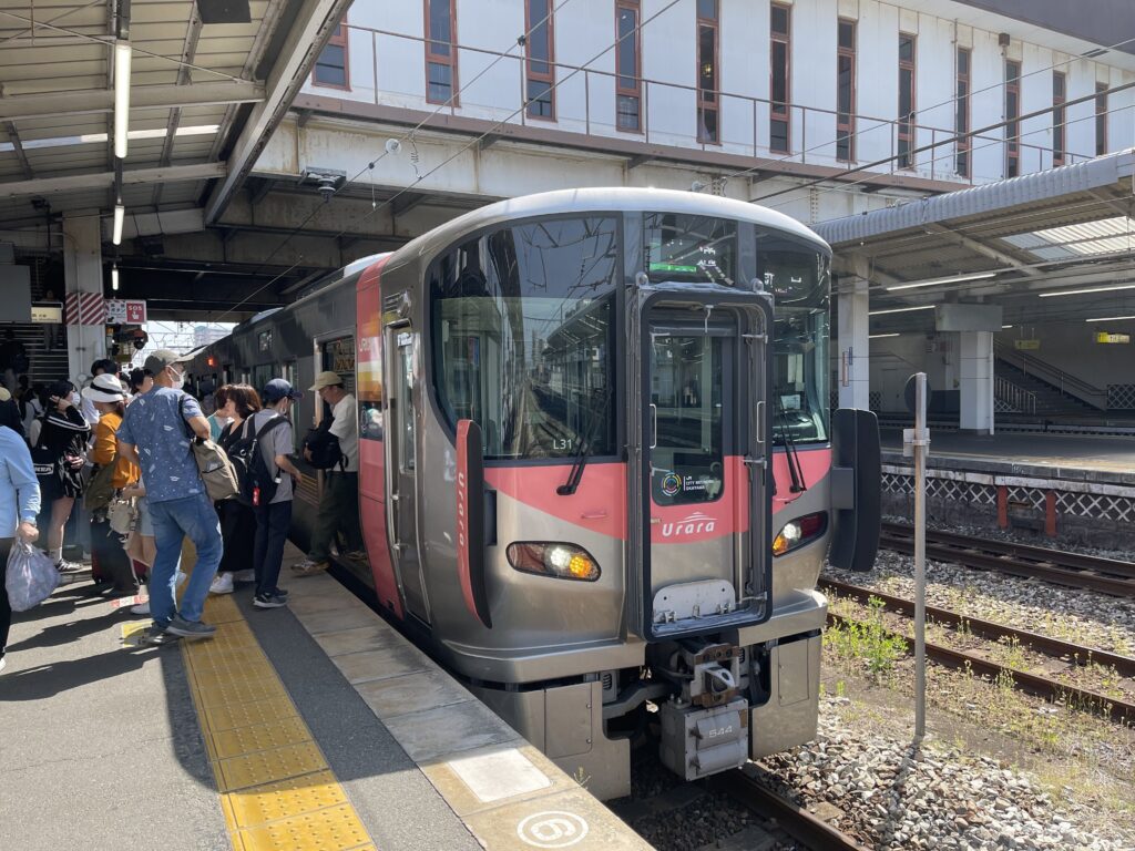 ウララ型電車(JR伯備線倉敷駅)