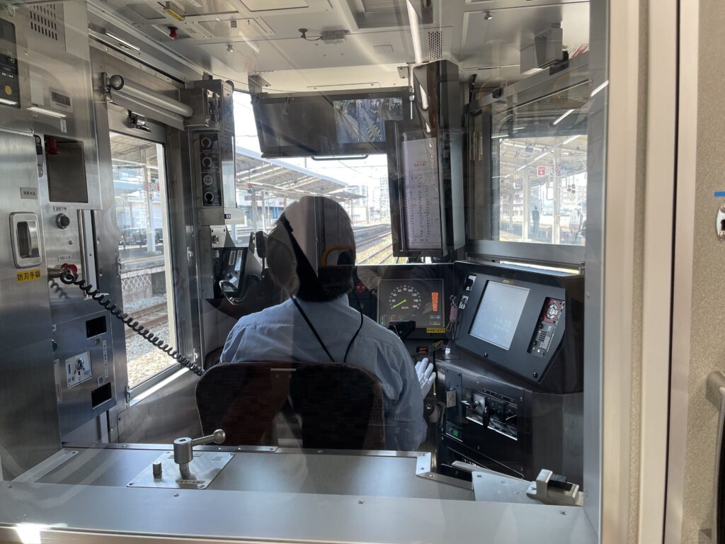 ウララ型電車の運転台(運転手が座ったまま扉の開閉までしている)
