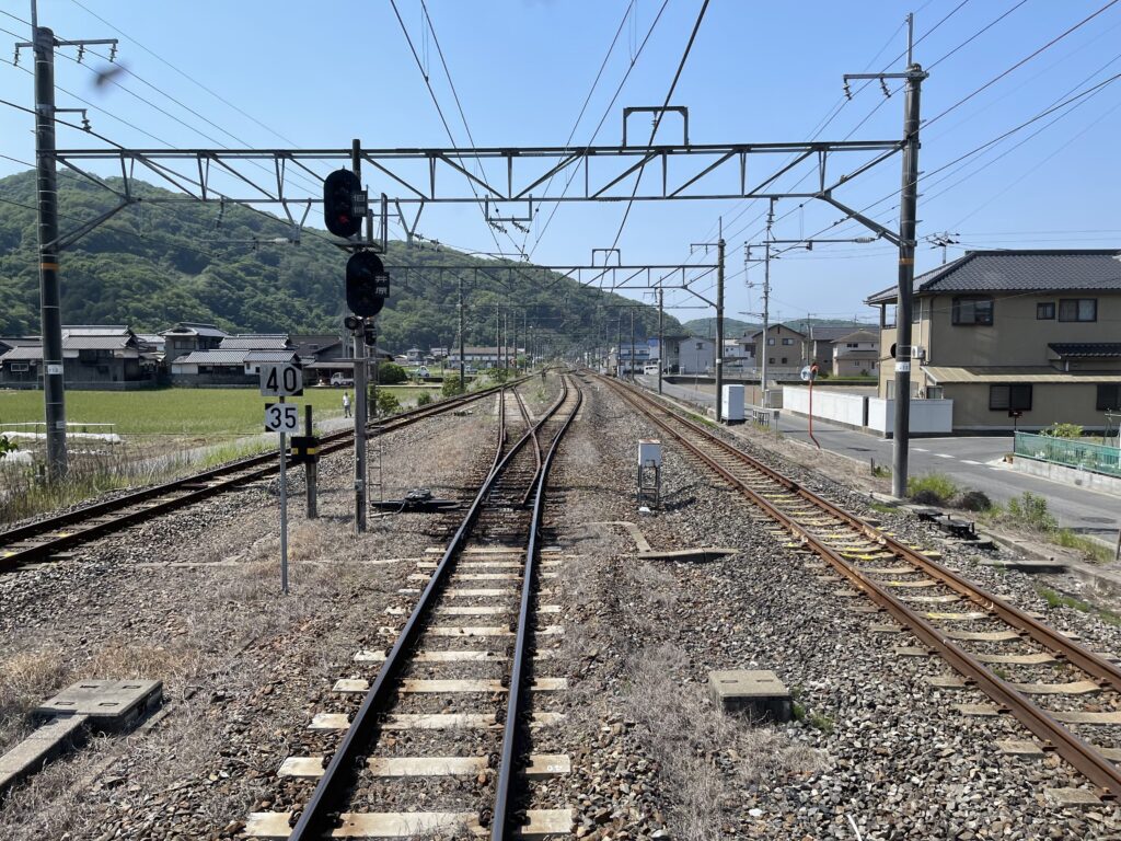 清音駅:真ん中の線路が井笠鉄道線、両外側はJR伯備線