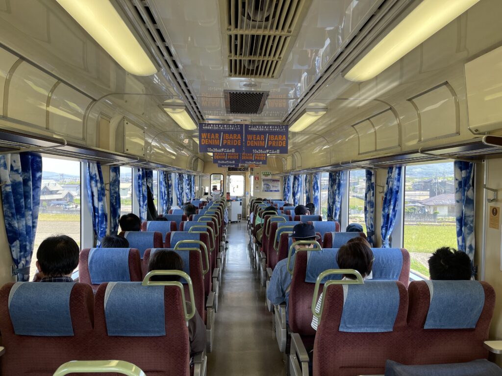 井原鉄道車両の車内:デニムトレイン
