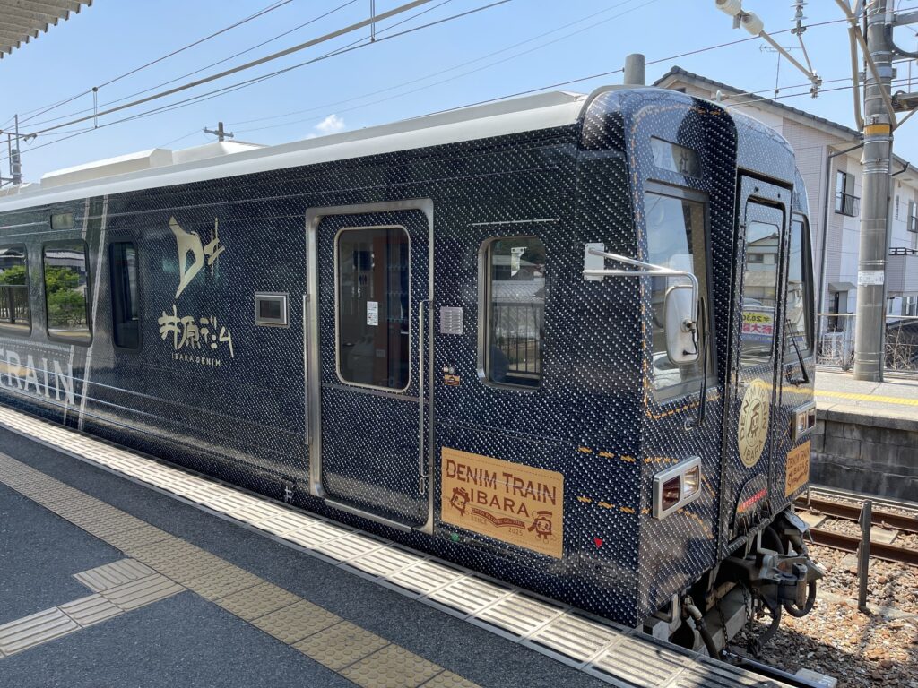 清音駅に停車中の井原デニムトレイン