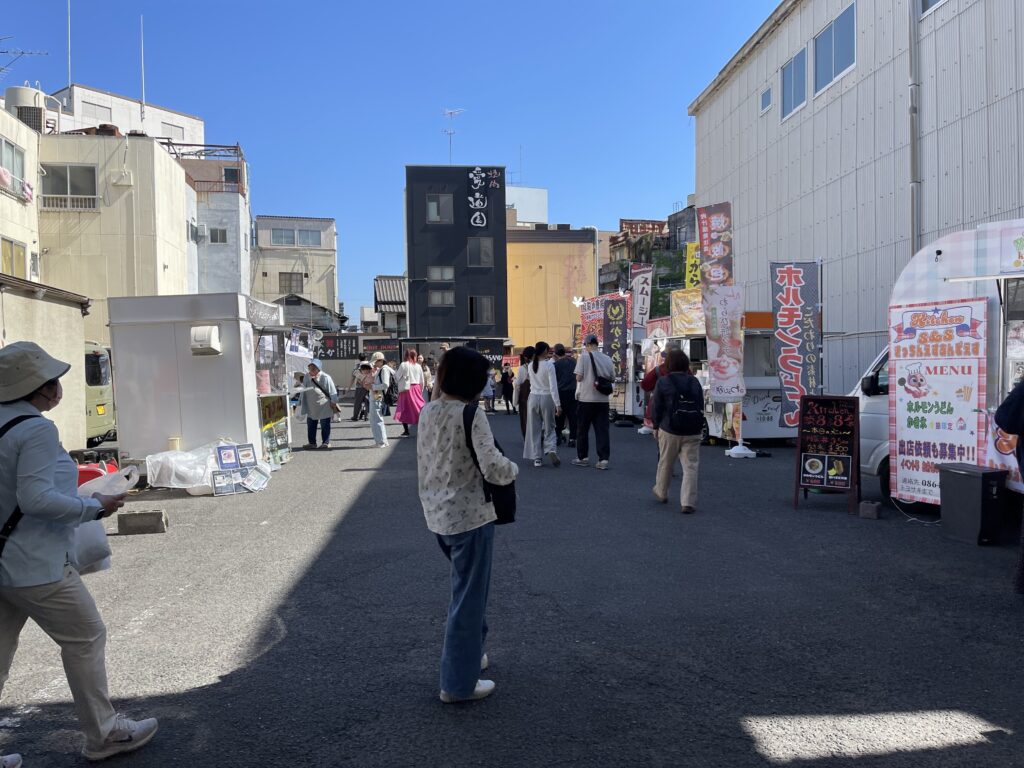恵みの広場とキッチンカー