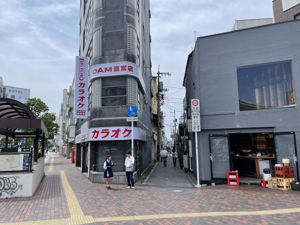 旧一番街商店街入口：昔と違って小綺麗