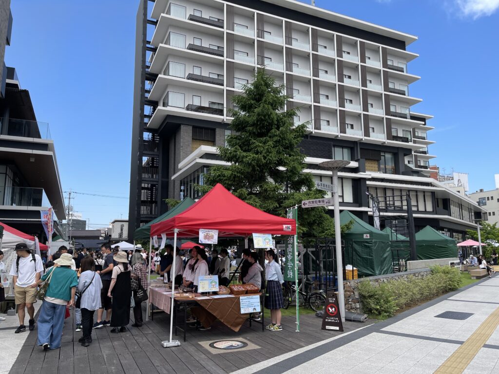 阿知テラス広場、倉敷中央通りから：賑わっている