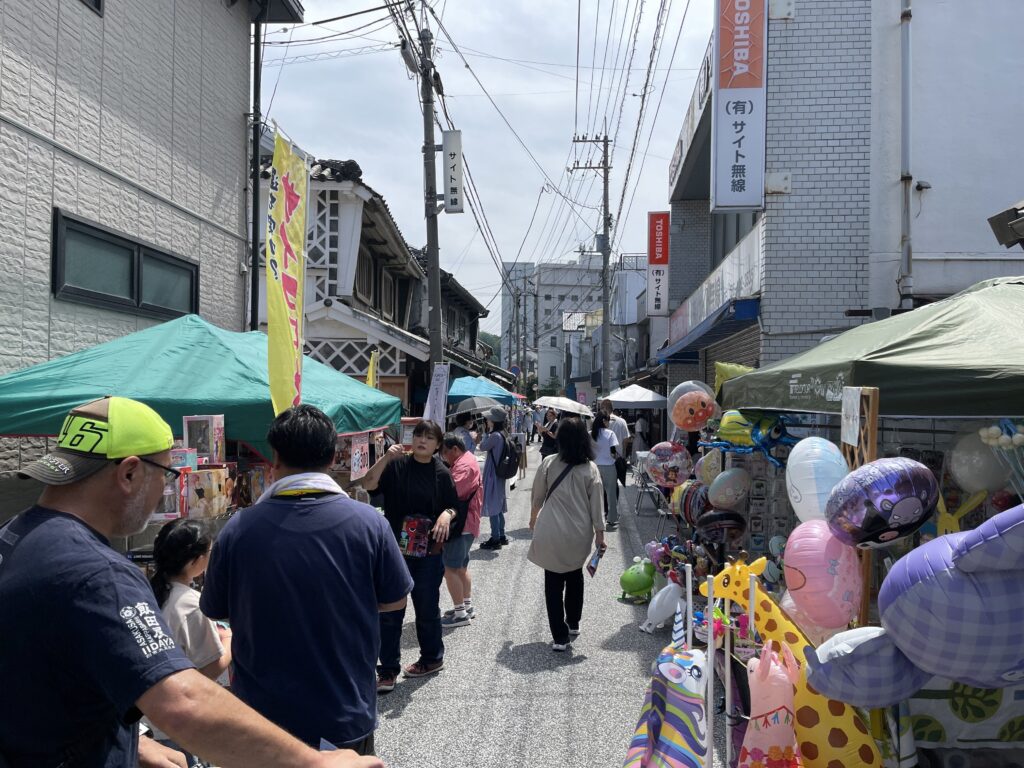 阿知３丁目：縁日系に人がいっぱい