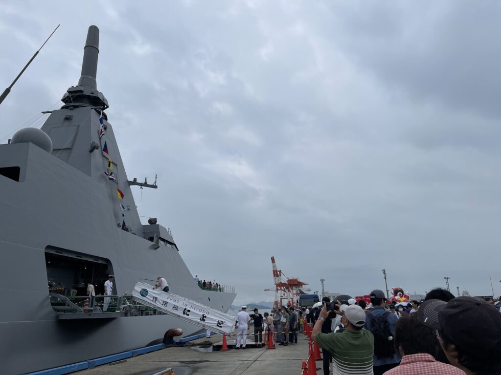 護衛艦『によど』乗艦待ち風景