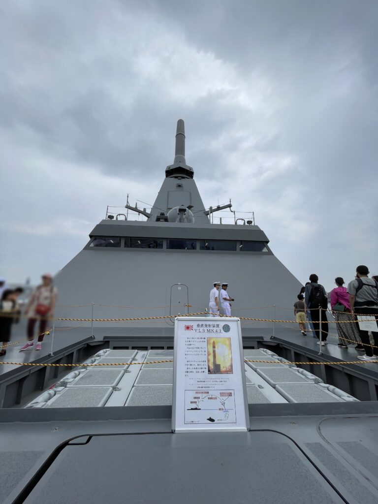 護衛艦『によど』ホイップアンテナと艦橋とVLS(垂直発射装置)