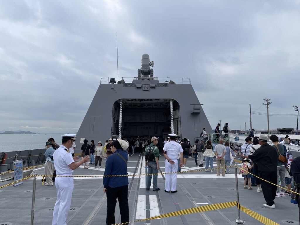 護衛艦『によど』飛行甲板とヘリ格納庫