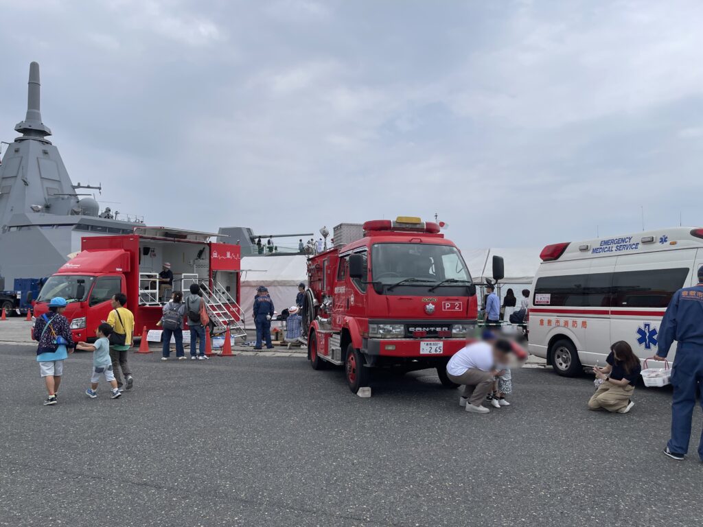 倉敷市消防局地震体験車と消防ポンプ車と救急車