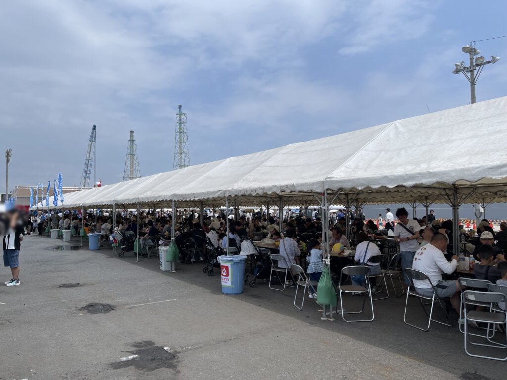 玉島ハーバーフェスティバル特設休憩所で食べる人たち