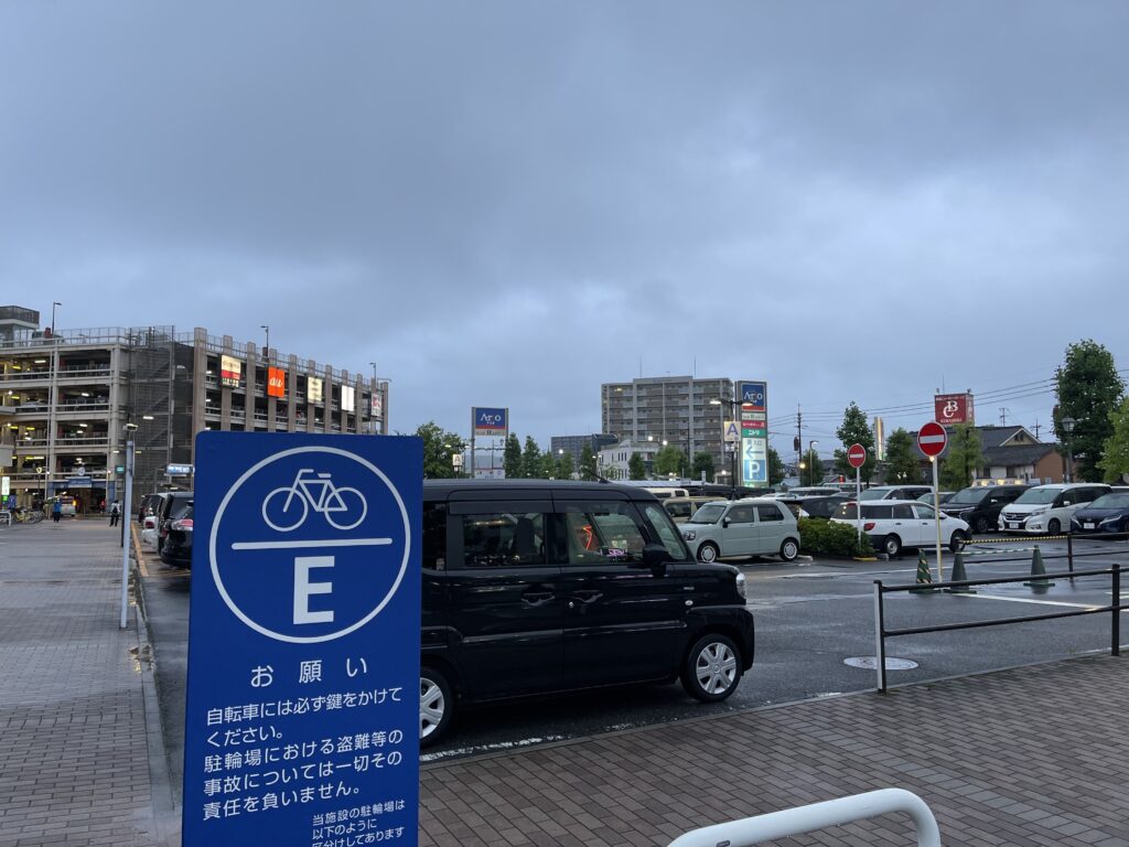 アリオ倉敷の平面駐車場　まだ明るい
