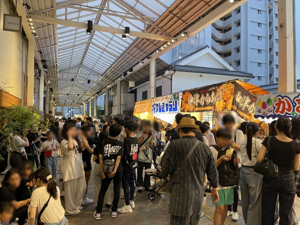 倉敷センター街の屋台前は若者で賑わう