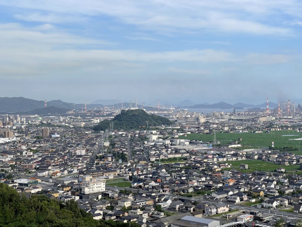 連島の山の中伏から水島方面の眺め 写真中央の小山の左あたりが目指す水島土曜夜市の会場