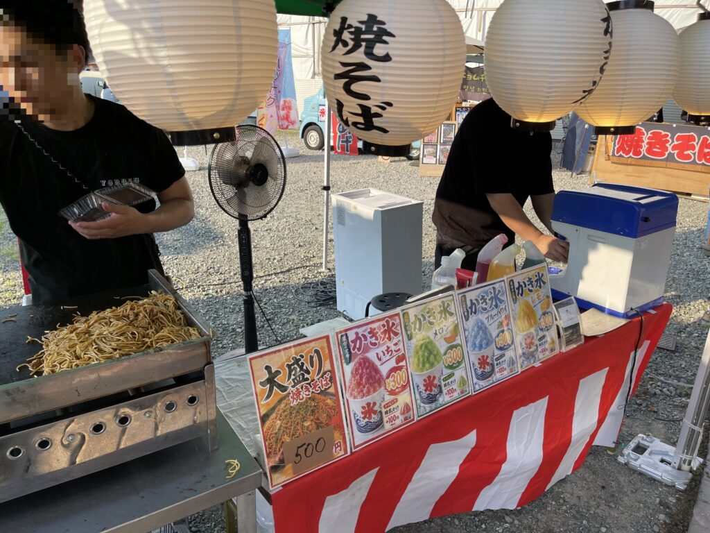 焼きそばとかき氷の屋台