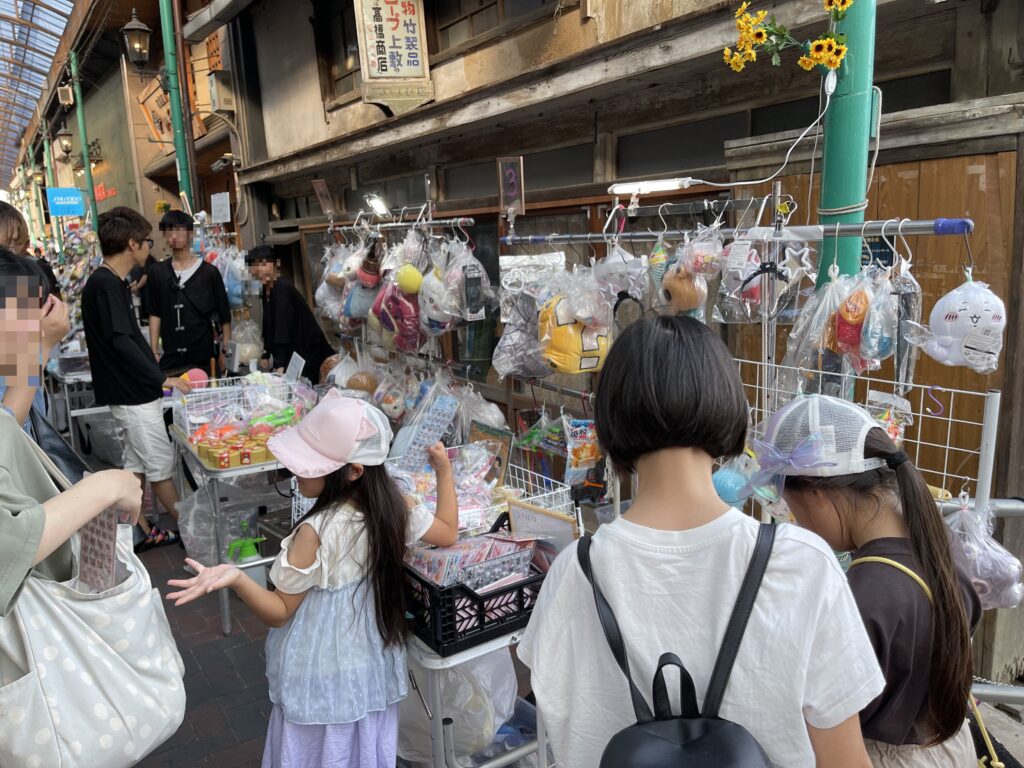 ぬいぐるみやシールの露天