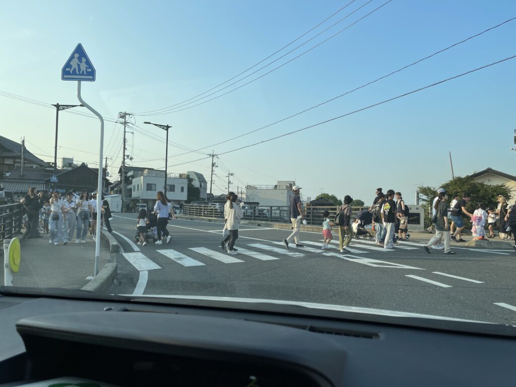 帰りの車から-会場を行き来する人通り