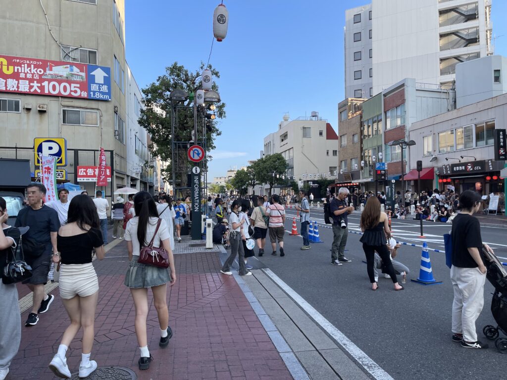 代官ばやし踊りが始まる前の大通り