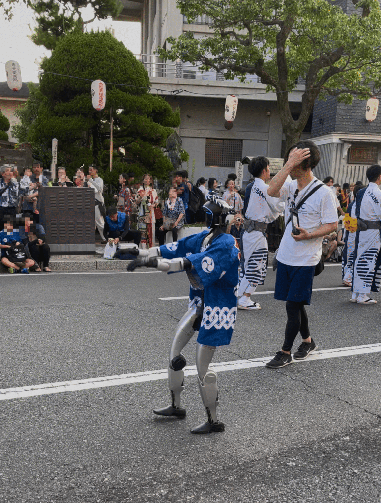 代官ばやしを踊るロボット