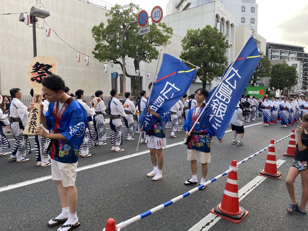 代官ばやしを踊るチーム