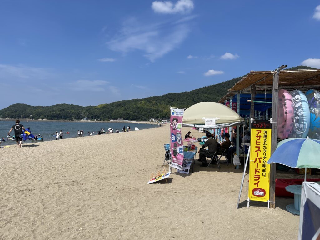 砂浜海岸と海の家