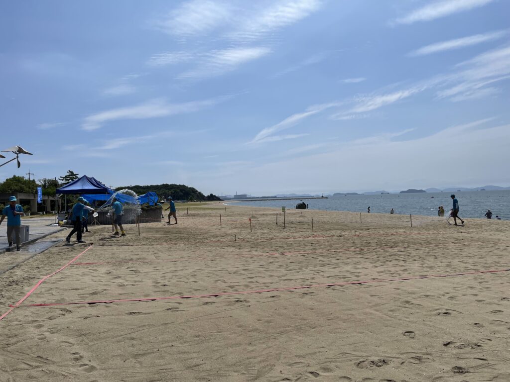 西浜から東を望む　イベント準備中　奥に工業地帯が見える