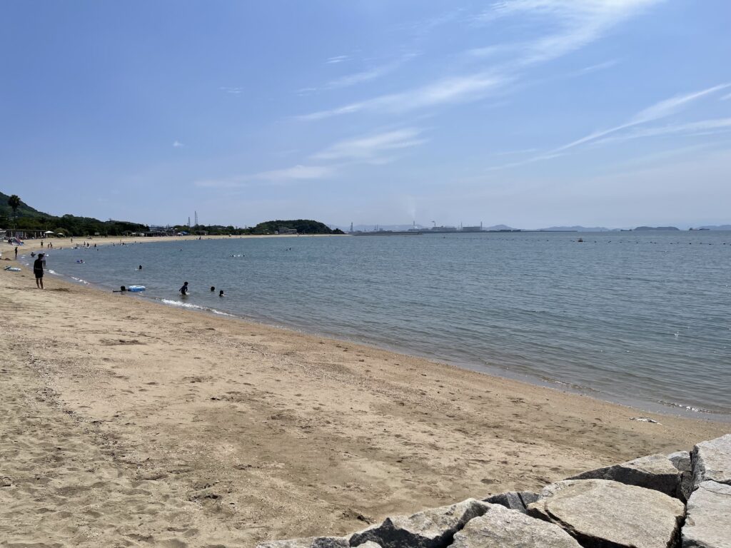 西浜の西端から沙美西浜海水浴場の全貌　奥の工業地帯が邪魔