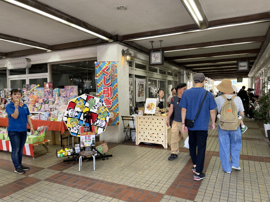 パティオ内のくじ引き屋
