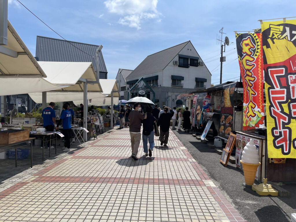 パティオから7番街への通路